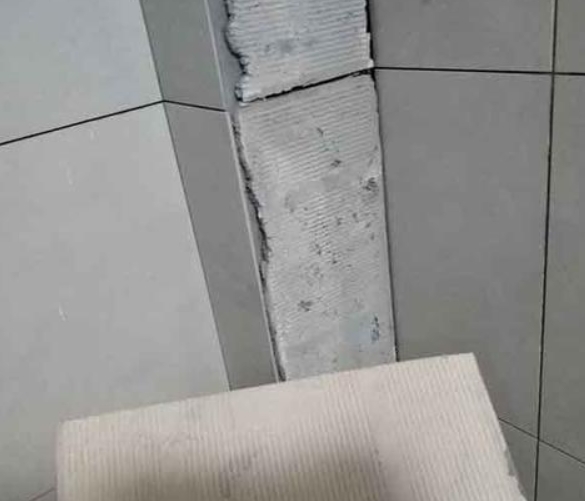 塔城地瓷砖空鼓维修公司分享下厨房瓷砖脱落的补救措施。